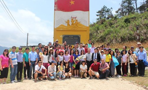 Đoàn khảo sát chụp ảnh lưu niệm tại đèo Pha Đin